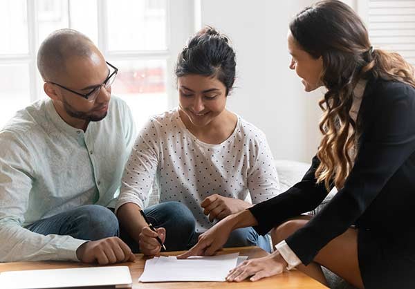 Rendez-vous en agence immobilière pour vendre un bien