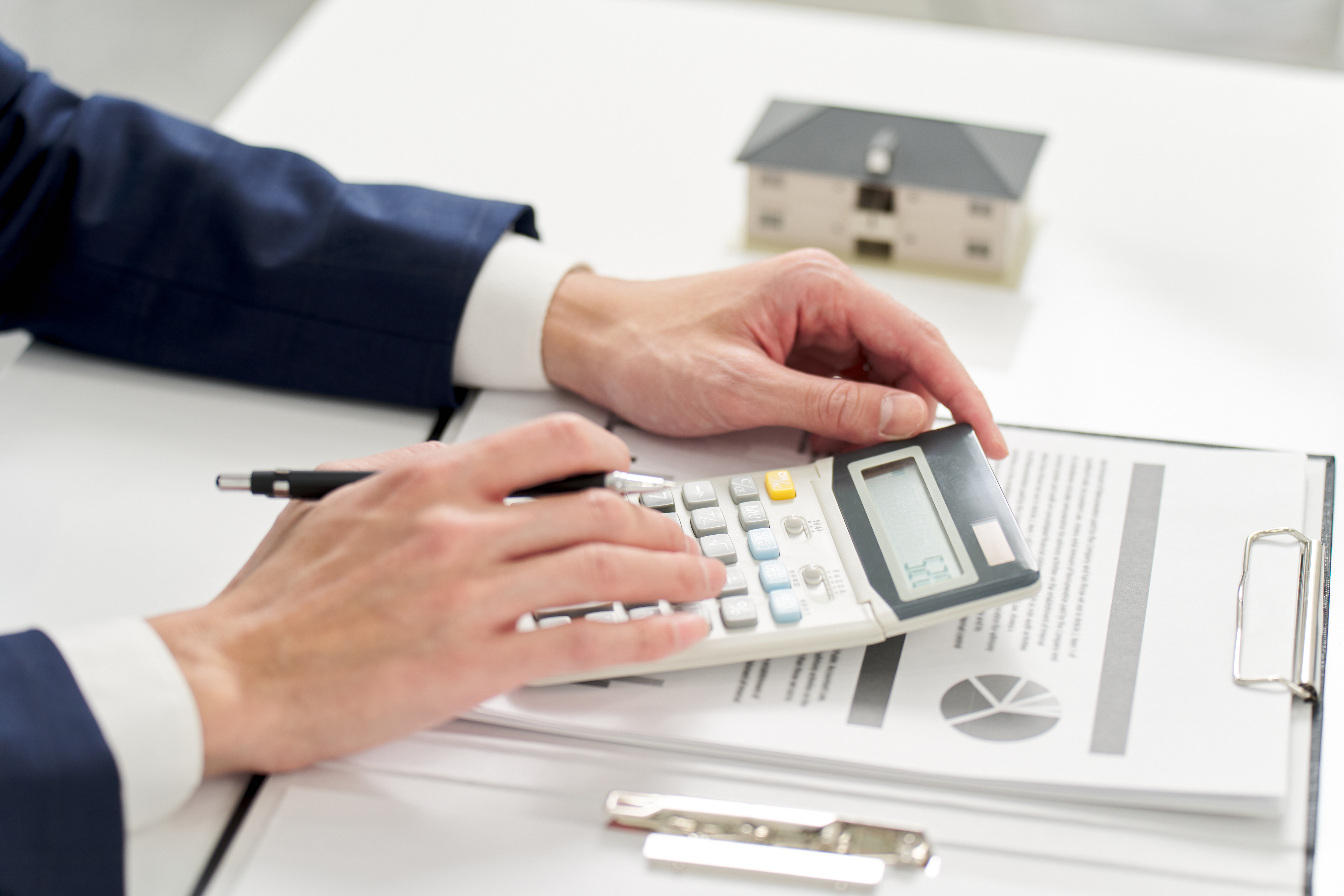 Droits d’enregistrement ou TVA : quel régime s’applique à votre achat immobilier ?